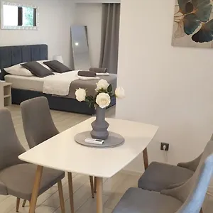 https://romantic-apartment-rohreggerova.in-istria.net